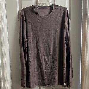Vuori active long sleeve. XL